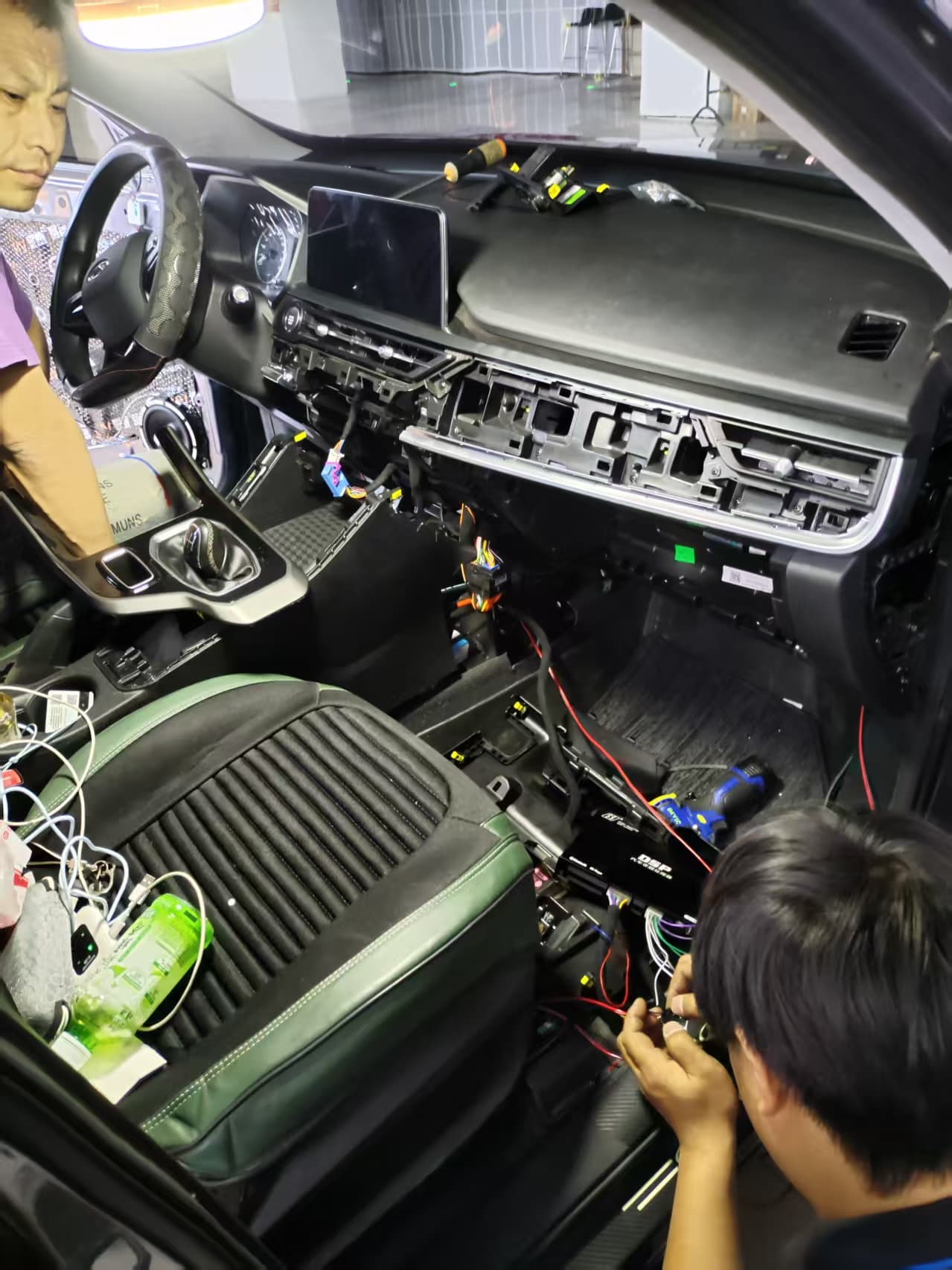 车内走线.jpg 车内走线.jpg