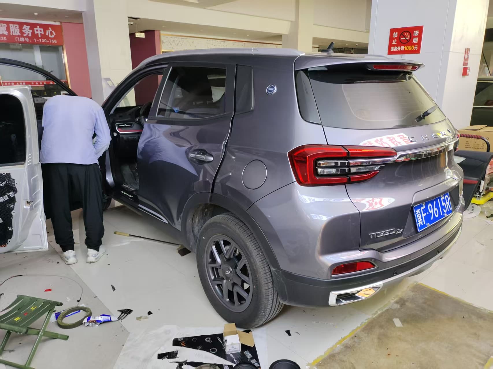 改装现场.jpg 改装现场.jpg